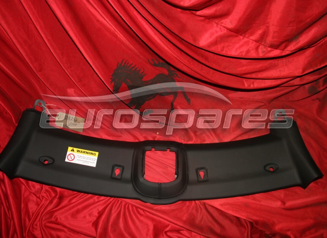 EMBELLECEDOR SUPERIOR DE PARABRISAS Ferrari USADO. NÚMERO DE PIEZA 828257.. (1)