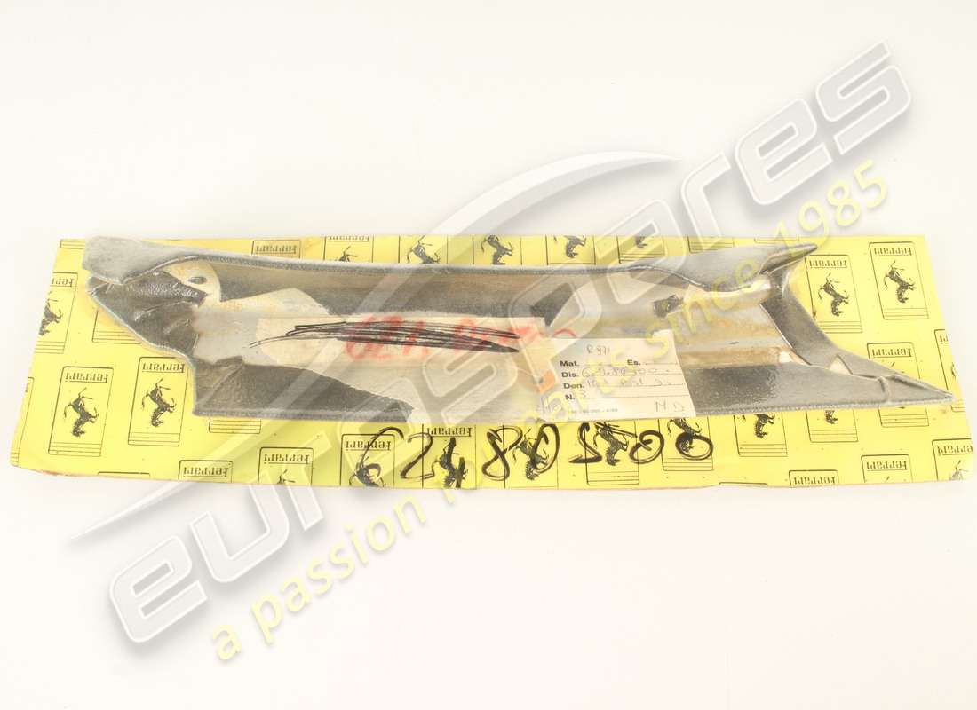 nueva moldura ferrari rh. número de parte 62480500 (1)
