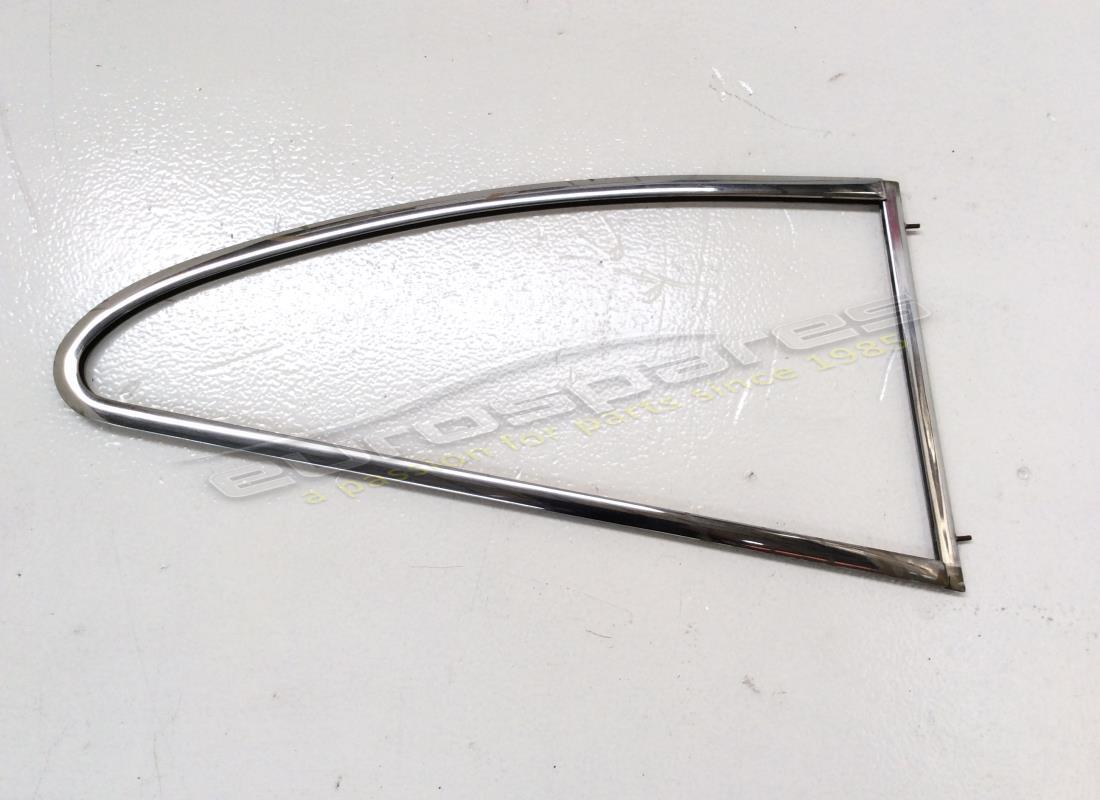 MOLDURA DE VENTANA LATERAL TRASERA DERECHA Ferrari USADA. NÚMERO DE PARTE 2424233408 (1)