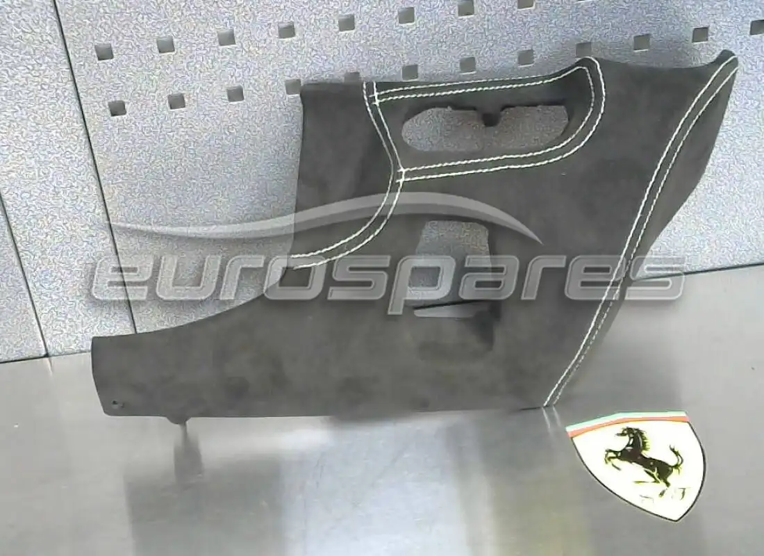 PANEL DERECHO INFERIOR Ferrari USADO. NÚMERO DE PIEZA 828155.. (1)
