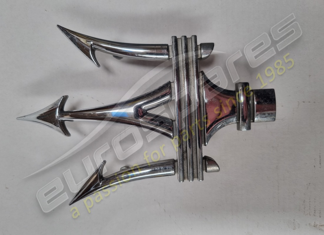 TRIDENTE CROMADO Maserati USADO. NÚMERO DE PARTE 670005377 (1)