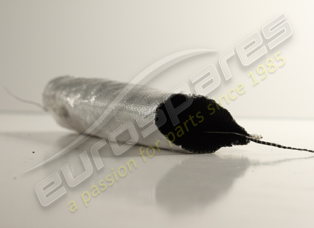 PROTECTOR DE MANGUERA DEL CONECTOR DE COMBUSTIBLE Ferrari USADO. NÚMERO DE PARTE 305831 (1)