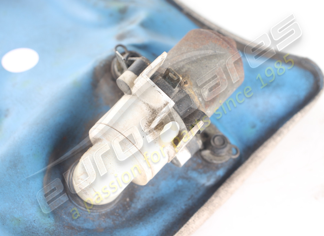 ARANDELA LAVAPARABRISAS CON BOMBA USADA FERRARI. NÚMERO DE PIEZA 101563 (7) arandela lavaparabrisas con bomba usada ferrari. número de pieza 101563 (7)