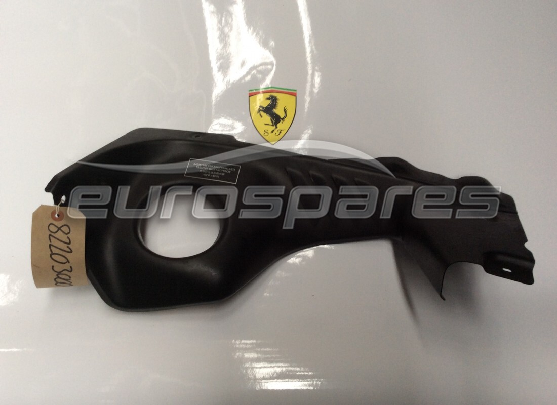 escudo cosmético lateral rh ferrari usado. número de parte 82203000 (1)