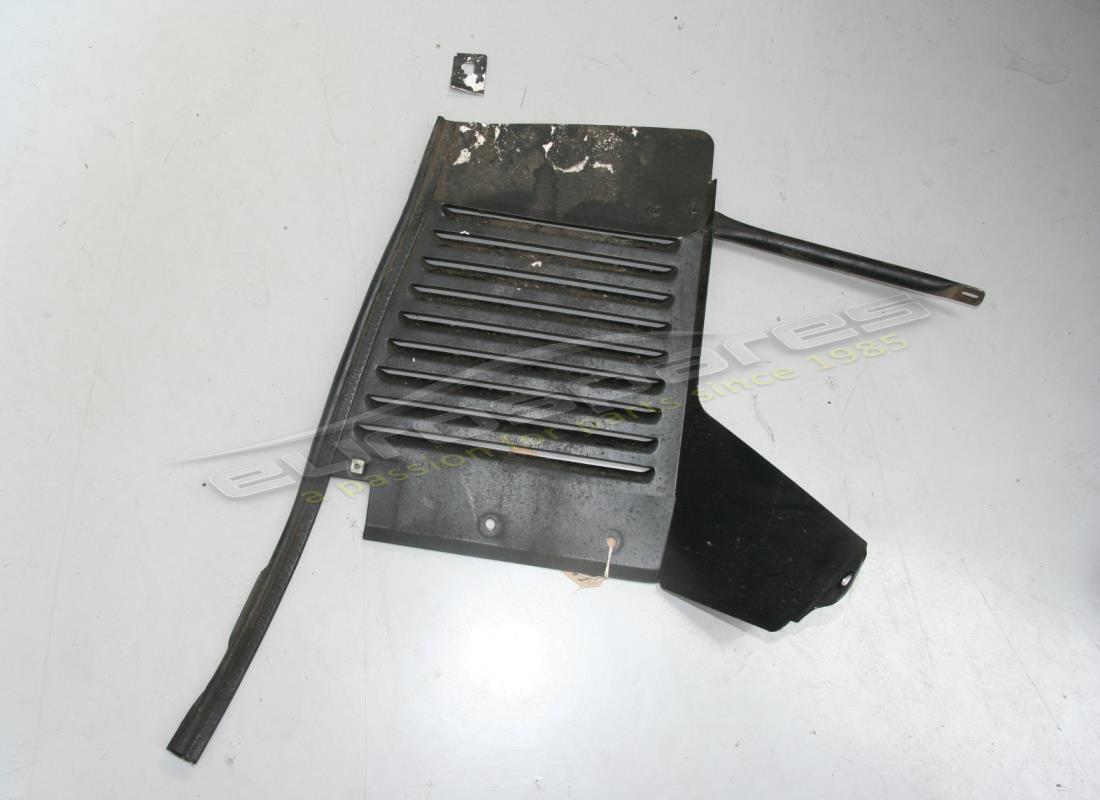 protector de grava trasero izquierdo ferrari usado. número de parte 64650800 (1)