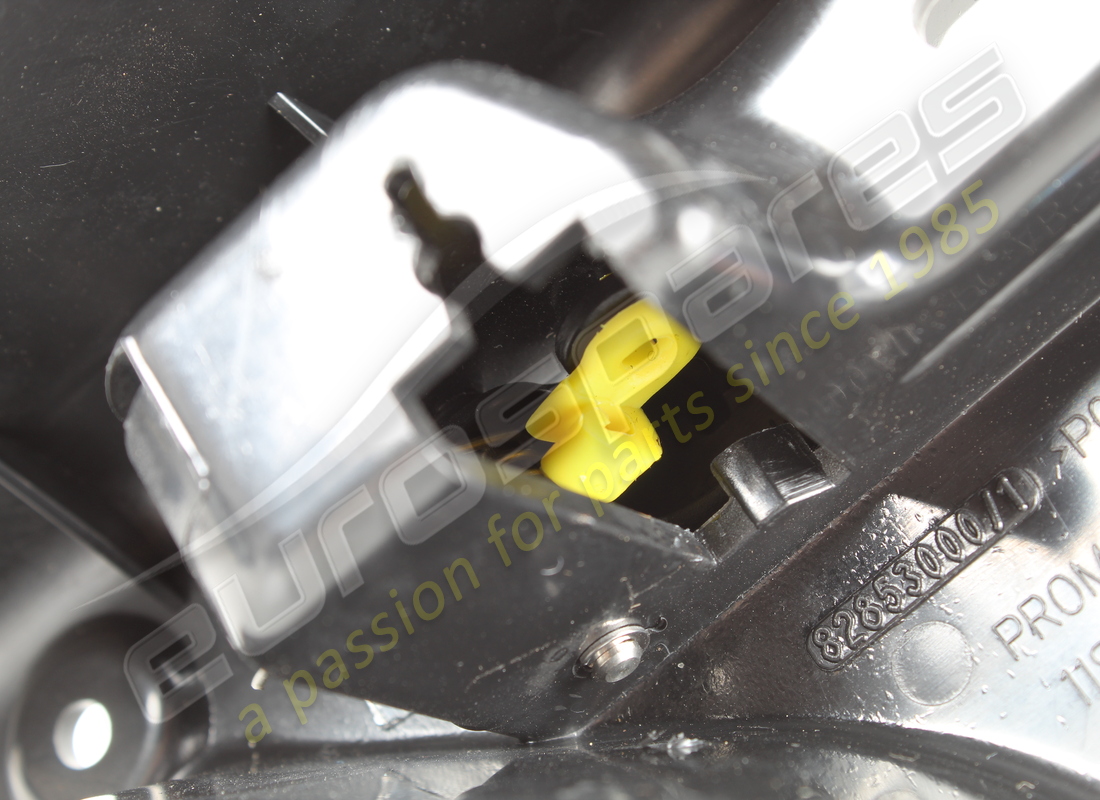 cubierta de gancho separador derecho usada ferrari. número de pieza 82853000 (5)