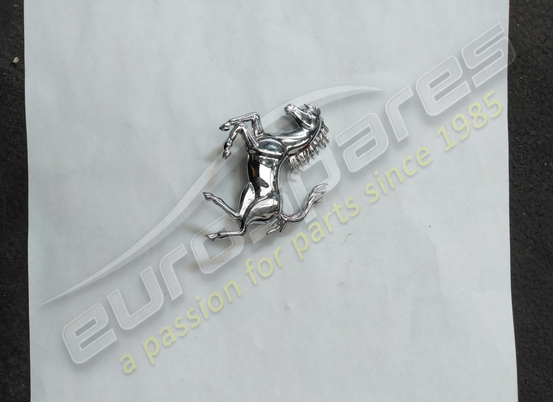 INSIGNIA DE CAVALLINO RAMPANTE DE Ferrari USADA. NÚMERO DE PARTE 895800 (1)