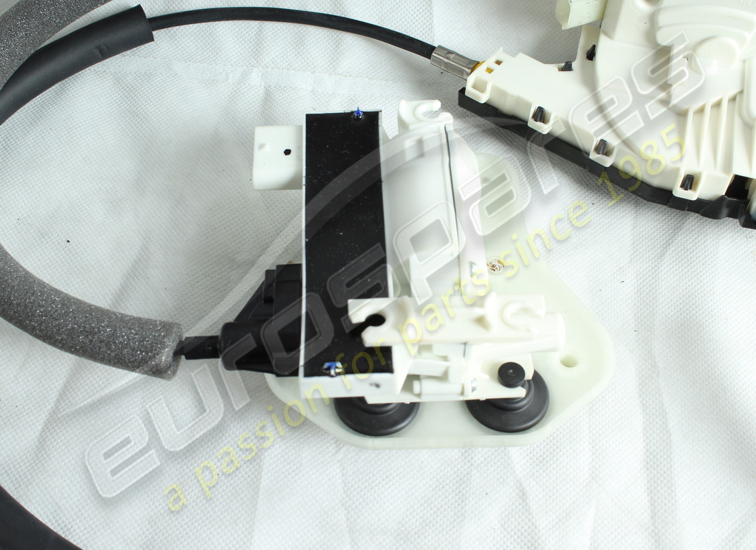nueva maserati cerradura de la puerta delantera derecha. número de parte 670107805 (9)