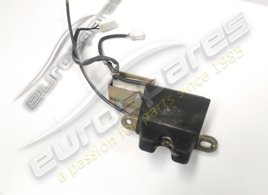 CERRADURA DE COMPARTIMENTO DE EQUIPAJE USADA Maserati. NÚMERO DE PIEZA 374730108 (1)