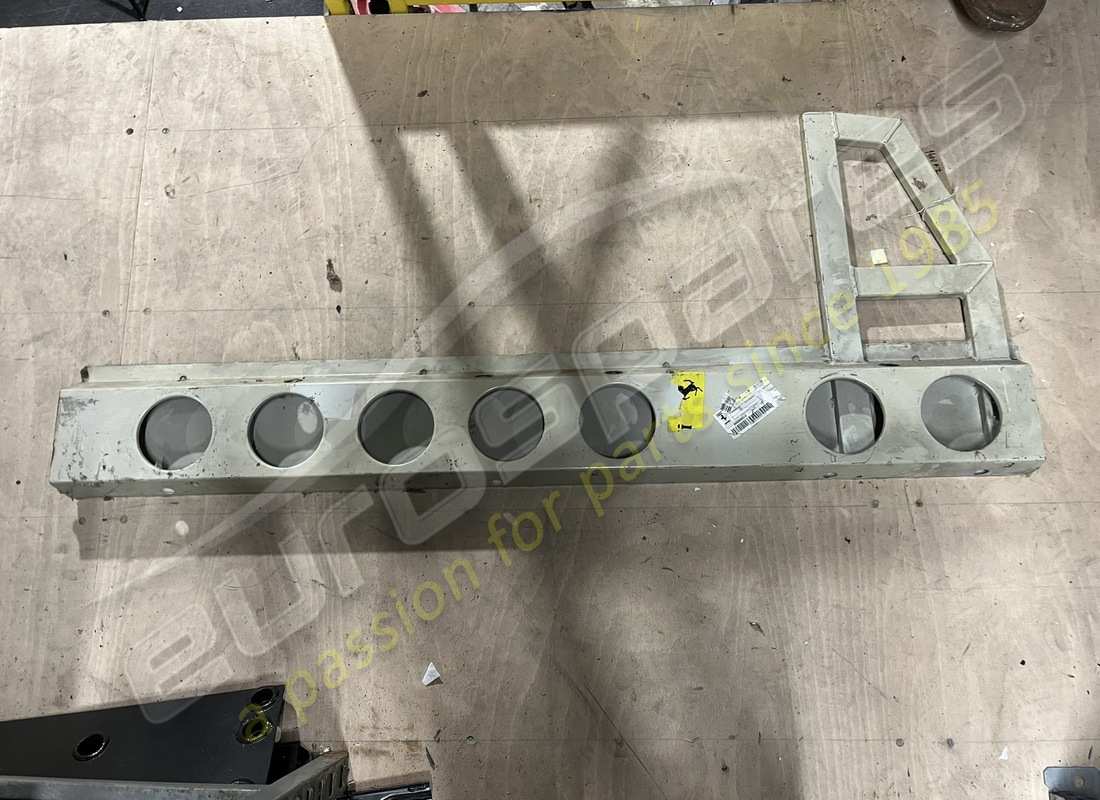 nuevo pilar exterior derecho ferrari. número de pieza 63211600 (1)
