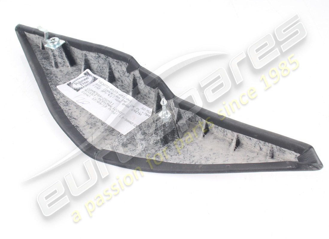 cubierta de pilar inferior derecho ferrari usada. número de pieza 840031.. (2)