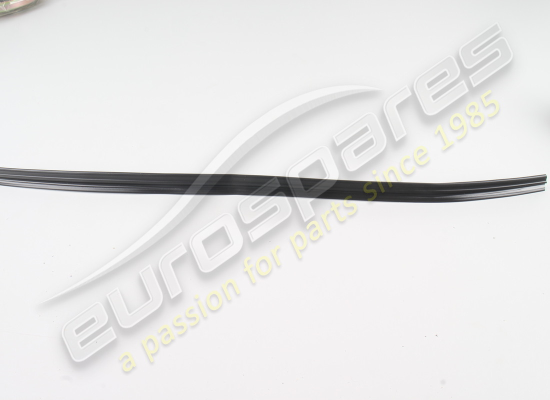 nueva moldura ferrari rh. número de parte 61546800 (1)