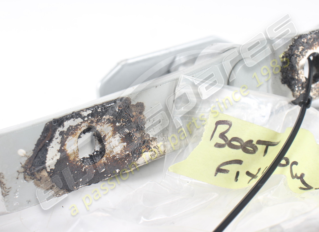 bisagra de tapa izquierda ferrari usada. número de pieza 63143100 (3)