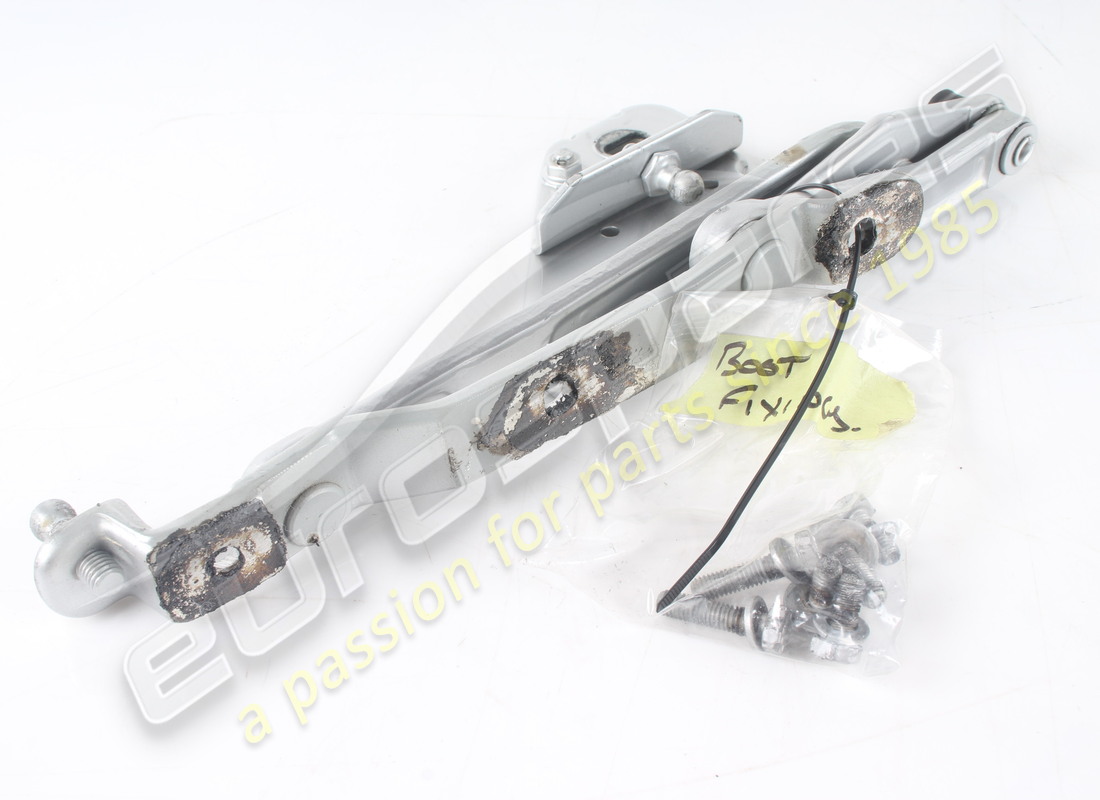 BISAGRA DE TAPA IZQUIERDA Ferrari USADA. NÚMERO DE PIEZA 63143100 (1) BISAGRA DE TAPA IZQUIERDA Ferrari USADA. NÚMERO DE PIEZA 63143100 (1)