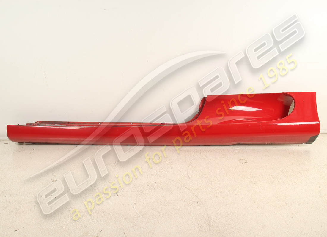 REVESTIMIENTO BAJO PUERTA Ferrari LH USADO. NÚMERO DE PARTE 66099510 (1)