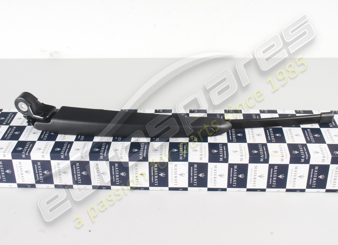 nuevo brazo limpiaparabrisas trasero maserati. número de pieza 670107927 (2)