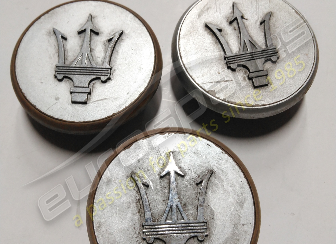 INSIGNIA DE RUEDA Maserati USADA. NÚMERO DE PARTE 387201362 (1)