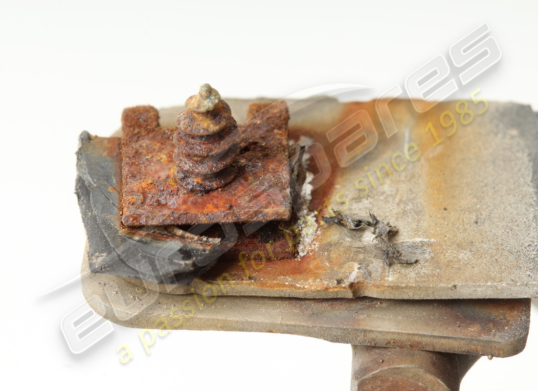tapa de escape izquierda usada maserati. número de pieza 670104469 (5)