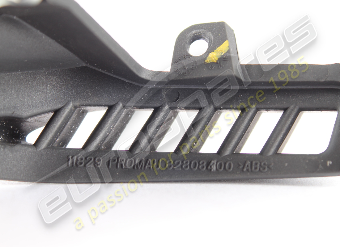 REJILLA DE CONDUCTO DE AIRE LATERAL DERECHA FERRARI USADA. NÚMERO DE PIEZA 82809600 (3) rejilla de conducto de aire lateral derecha ferrari usada. número de pieza 82809600 (3)