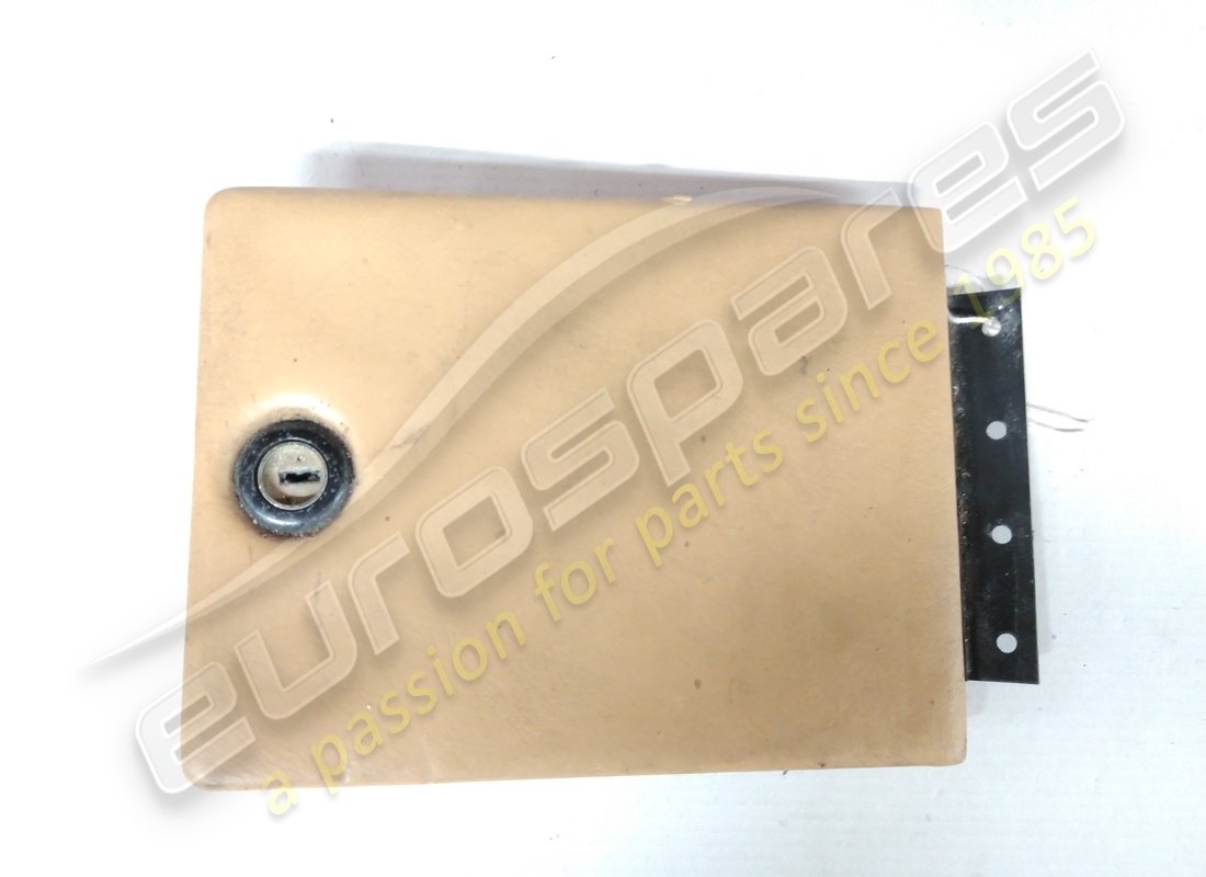 TAPA CON BISAGRA Ferrari USADA. NÚMERO DE PARTE 62328600 (1)