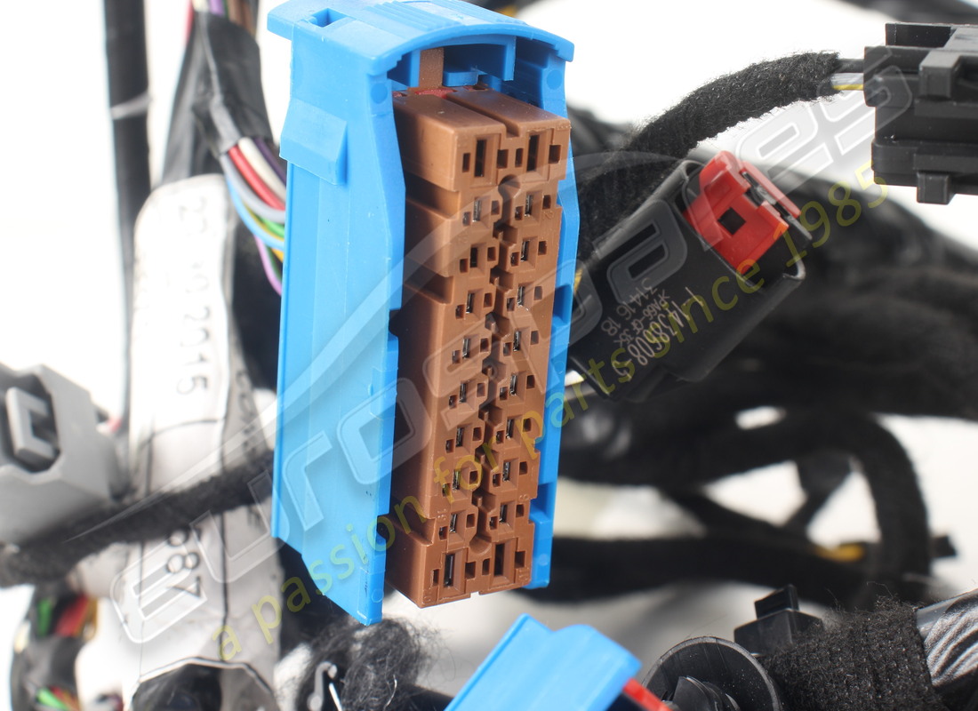 ARNÉS DE CABLEADO DE CONSOLA USADO MASERATI. NÚMERO DE PIEZA 670038106 (4) arnés de cableado de consola usado maserati. número de pieza 670038106 (4)