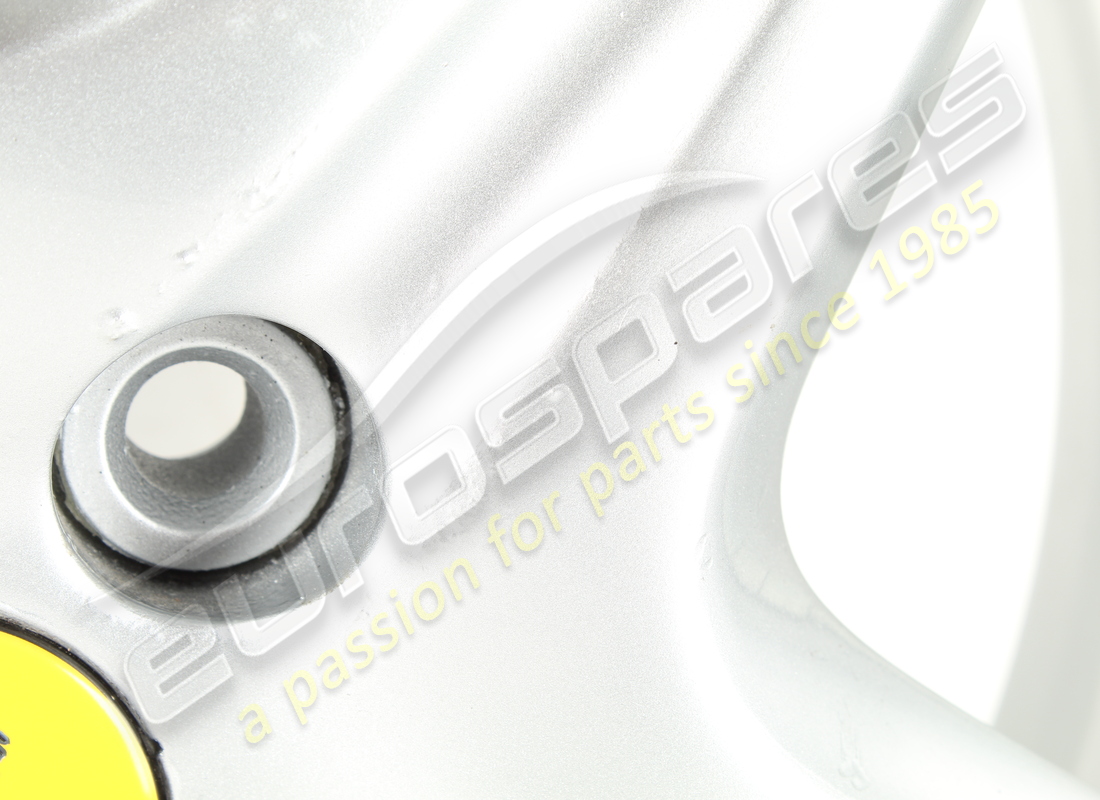 LLANTA DELANTERA DE CARRETERA FERRARI USADA. NÚMERO DE PARTE 166475 (3) llanta delantera de carretera ferrari usada. número de parte 166475 (3)