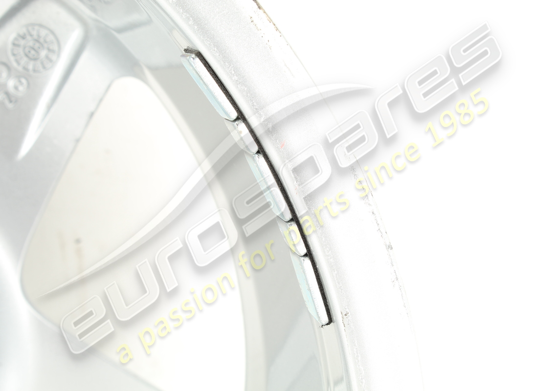 LLANTA DELANTERA DE CARRETERA FERRARI USADA. NÚMERO DE PARTE 166475 (6) llanta delantera de carretera ferrari usada. número de parte 166475 (6)