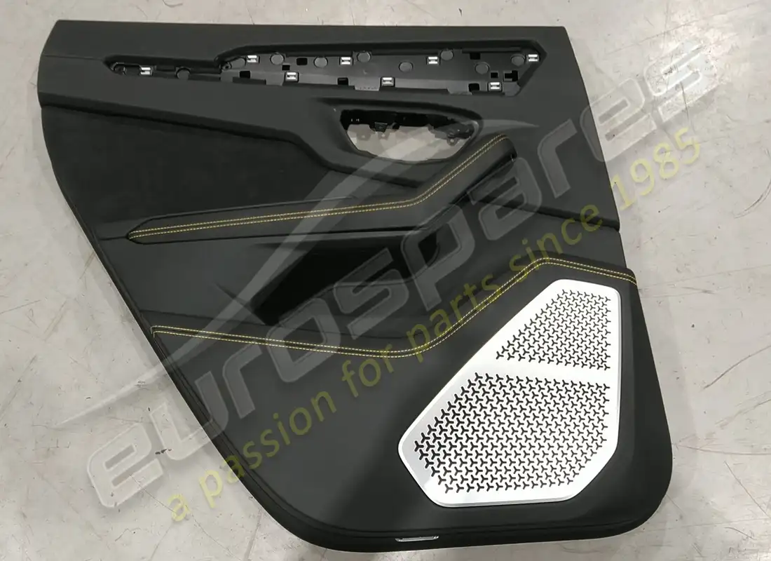 PANEL DE PUERTA Lamborghini USADO. NÚMERO DE PARTE 4ML868007001 (1)