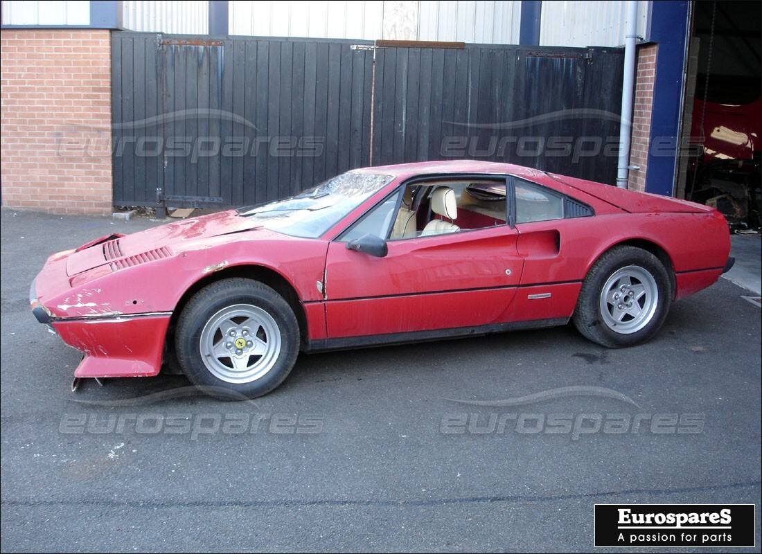 ferrari 308 quattrovalvole (1985) preparándose para el desmantelamiento en eurospares