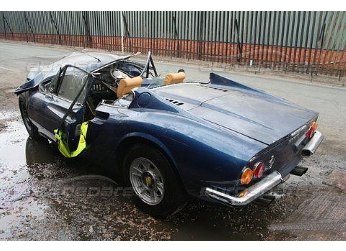 ferrari 246 dino (1975) preparándose para el desmantelamiento en eurospares