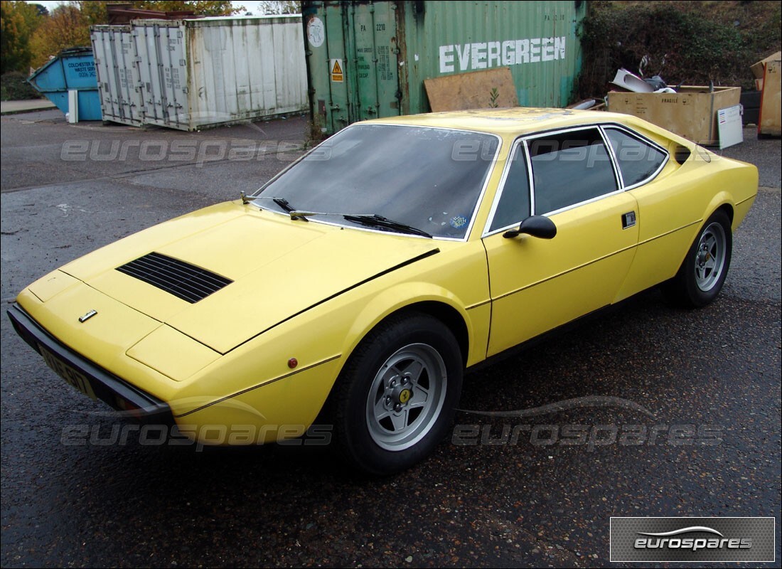 ferrari 308 gt4 dino (1976) preparándose para el desmantelamiento en eurospares