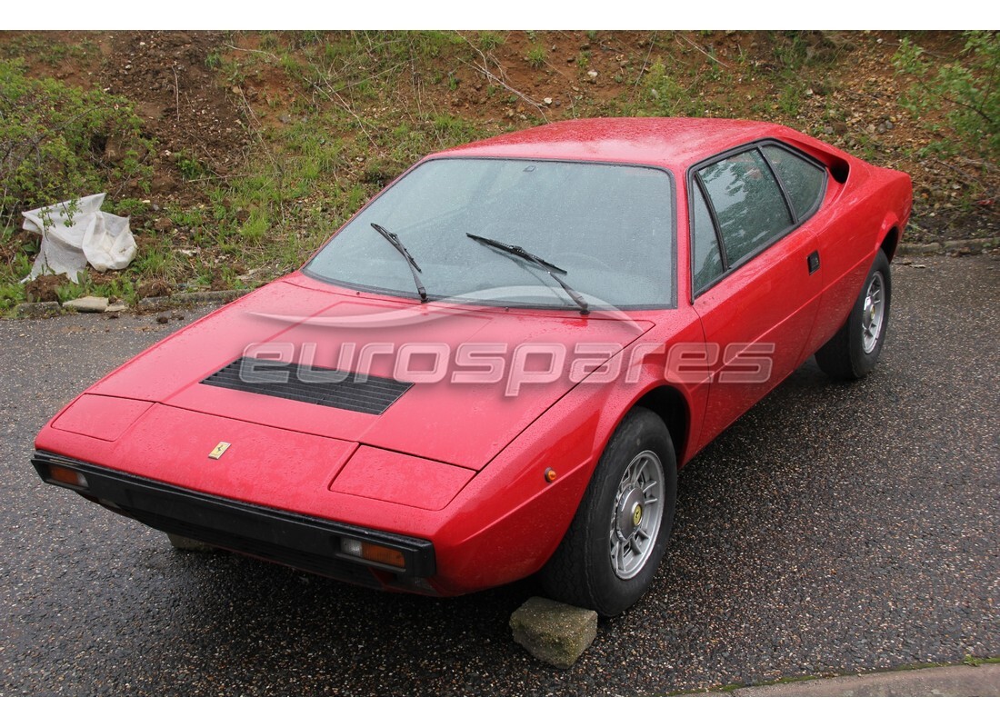 ferrari 308 gt4 dino (1976) preparándose para el desmantelamiento en eurospares