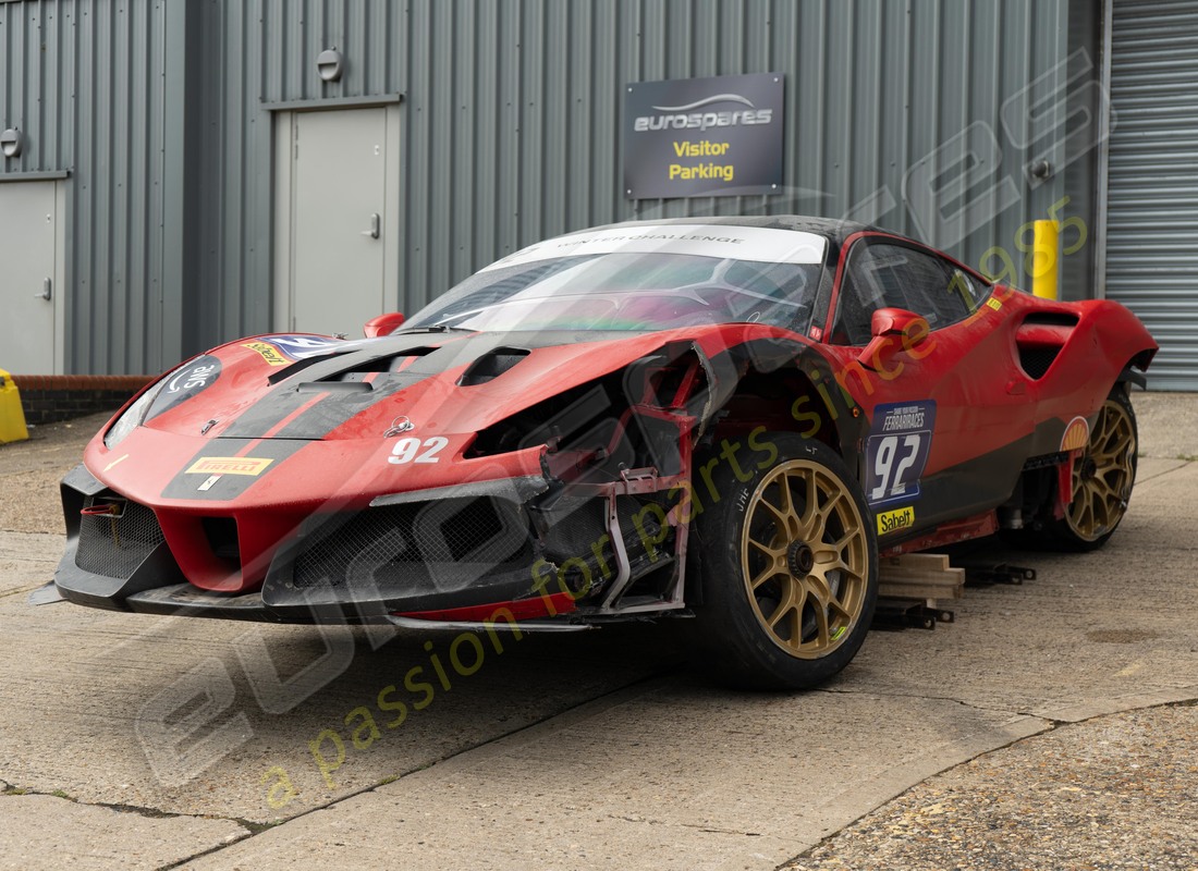 ferrari 488 challenge preparándose para el desmantelamiento en eurospares