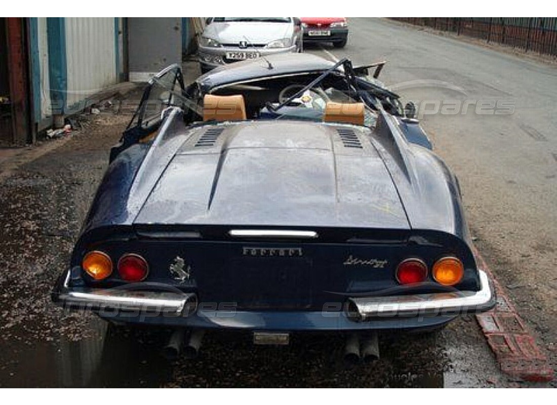 ferrari 246 dino (1975) con desconocido, preparándose para desmantelar #3