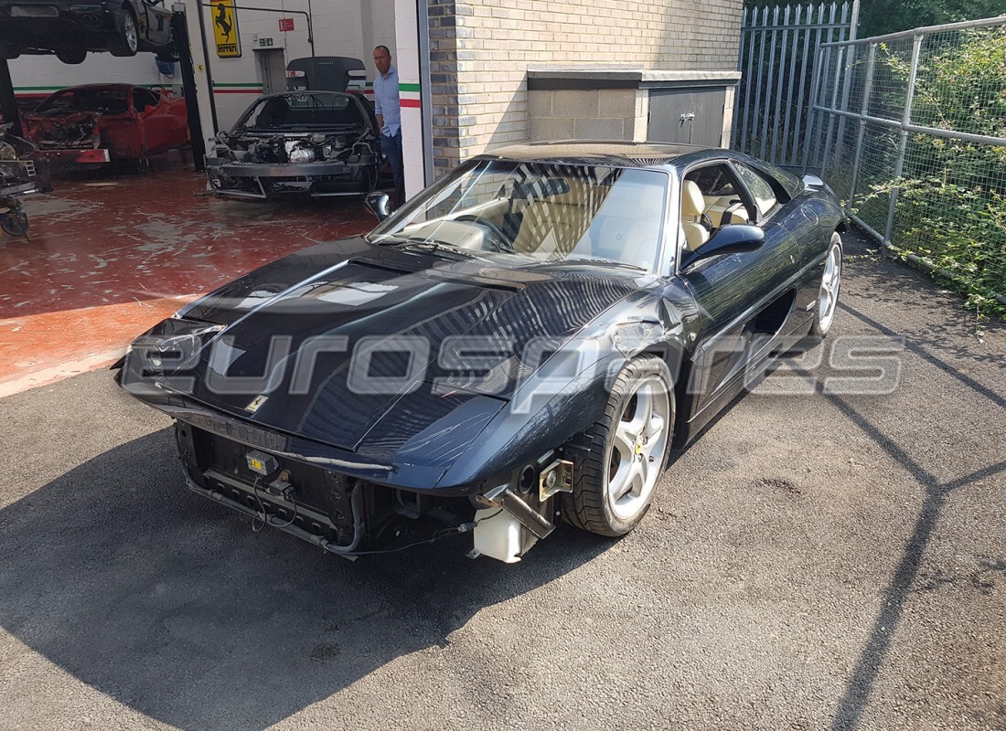 ferrari 355 (5.2 motronic) preparándose para el desmantelamiento en eurospares