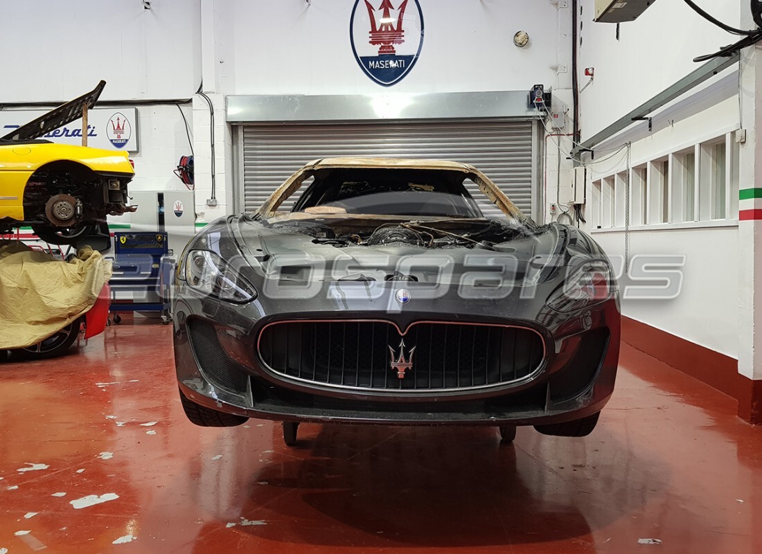 maserati granturismo mc stradale (2011) con 14,000 kilómetros, en preparación para desmantelamiento #6