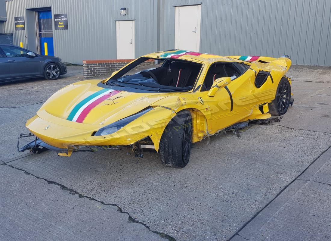 ferrari 488 pista preparándose para el desmantelamiento en eurospares