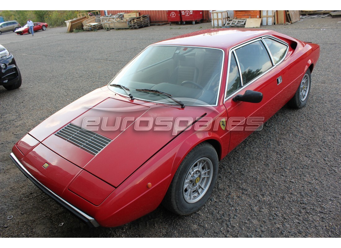 ferrari 208 gt4 dino (1975) preparándose para el desmantelamiento en eurospares