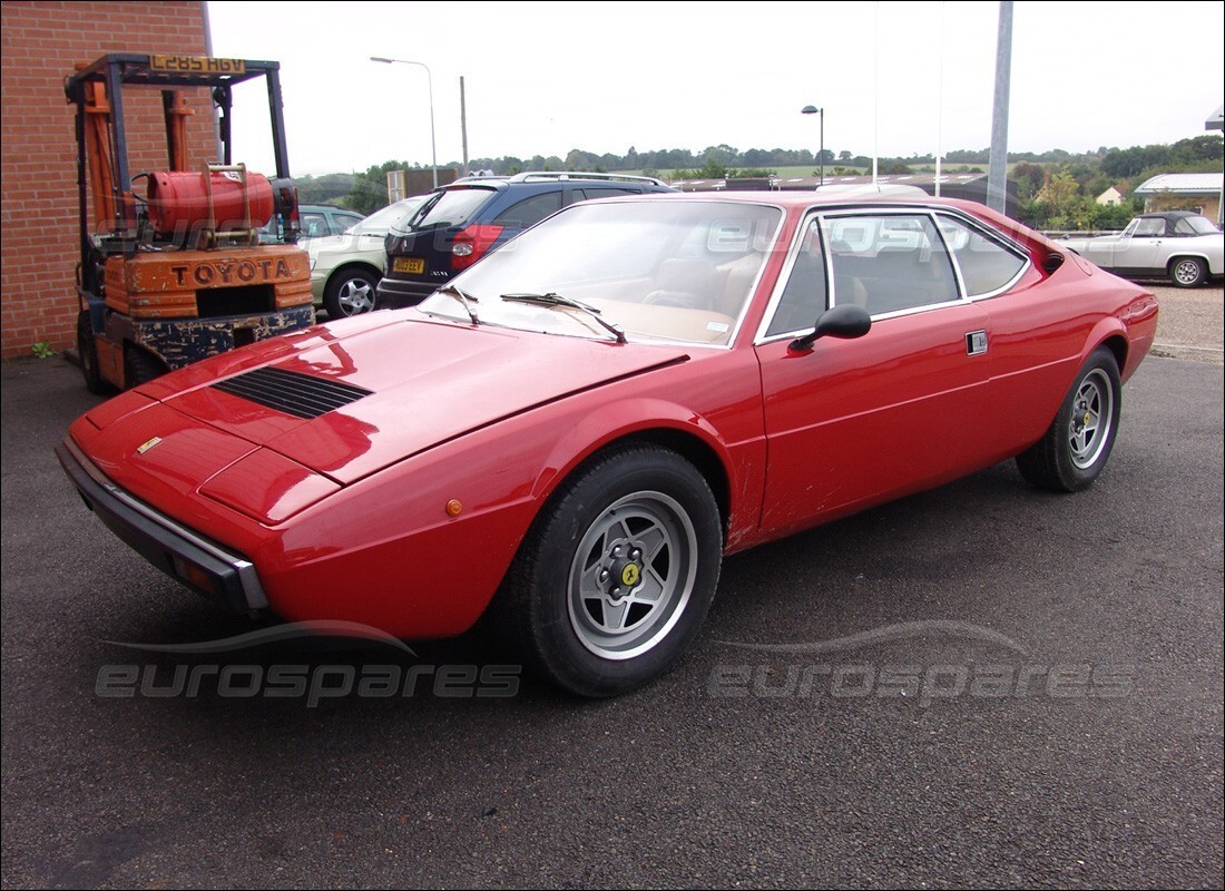 ferrari 308 gt4 dino (1979) preparándose para el desmantelamiento en eurospares