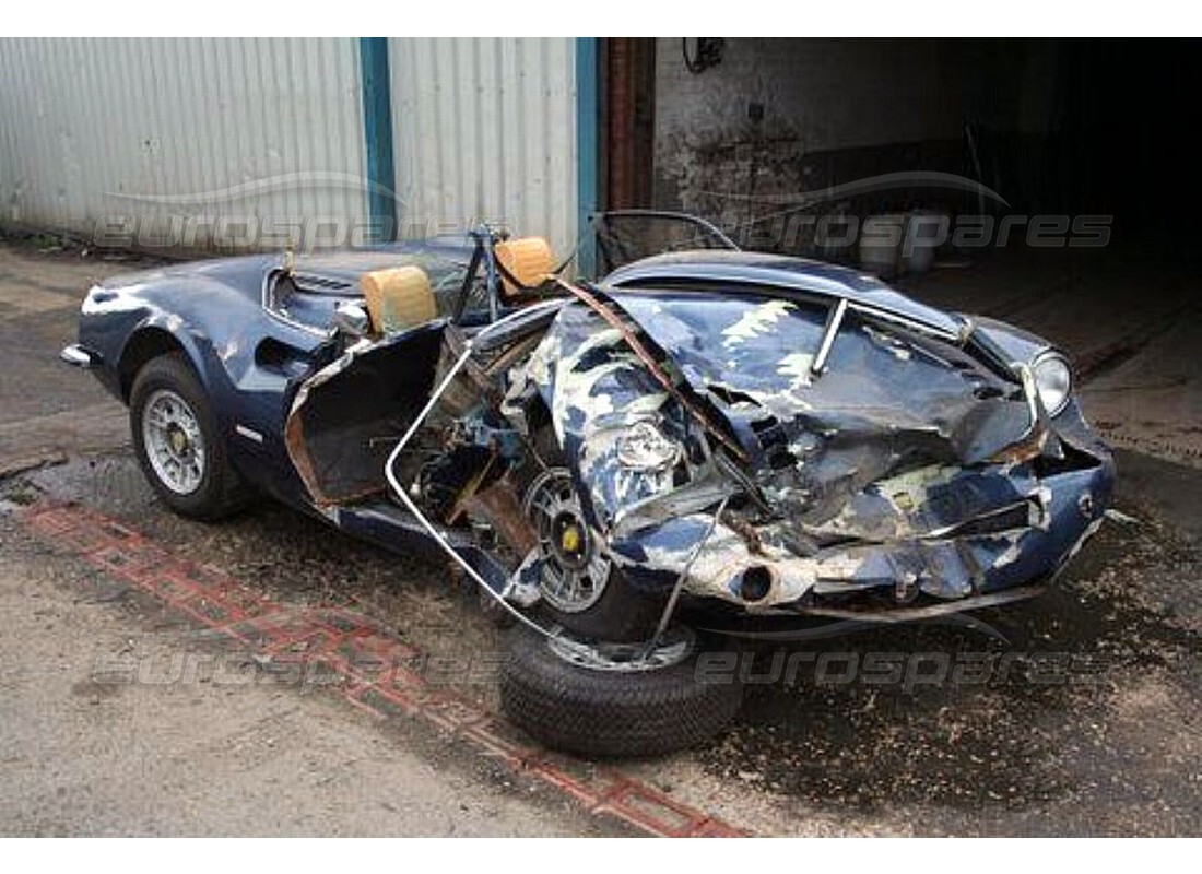 ferrari 246 dino (1975) con desconocido, preparándose para desmantelar #4