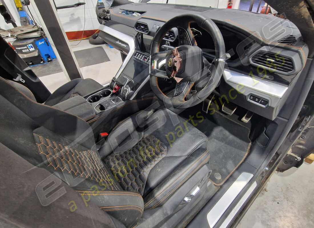 lamborghini urus (2020) con 7,343 miles, preparándose para desmantelar #9