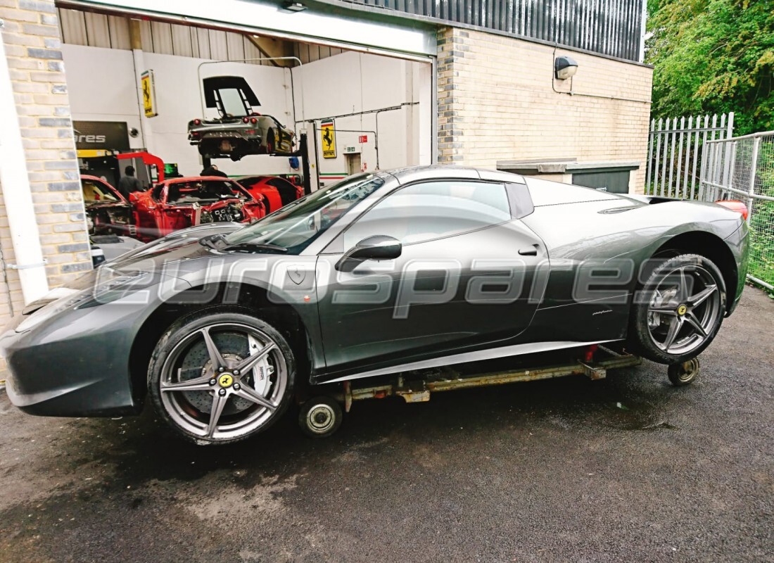 ferrari 458 spider (europe) preparándose para el desmantelamiento en eurospares