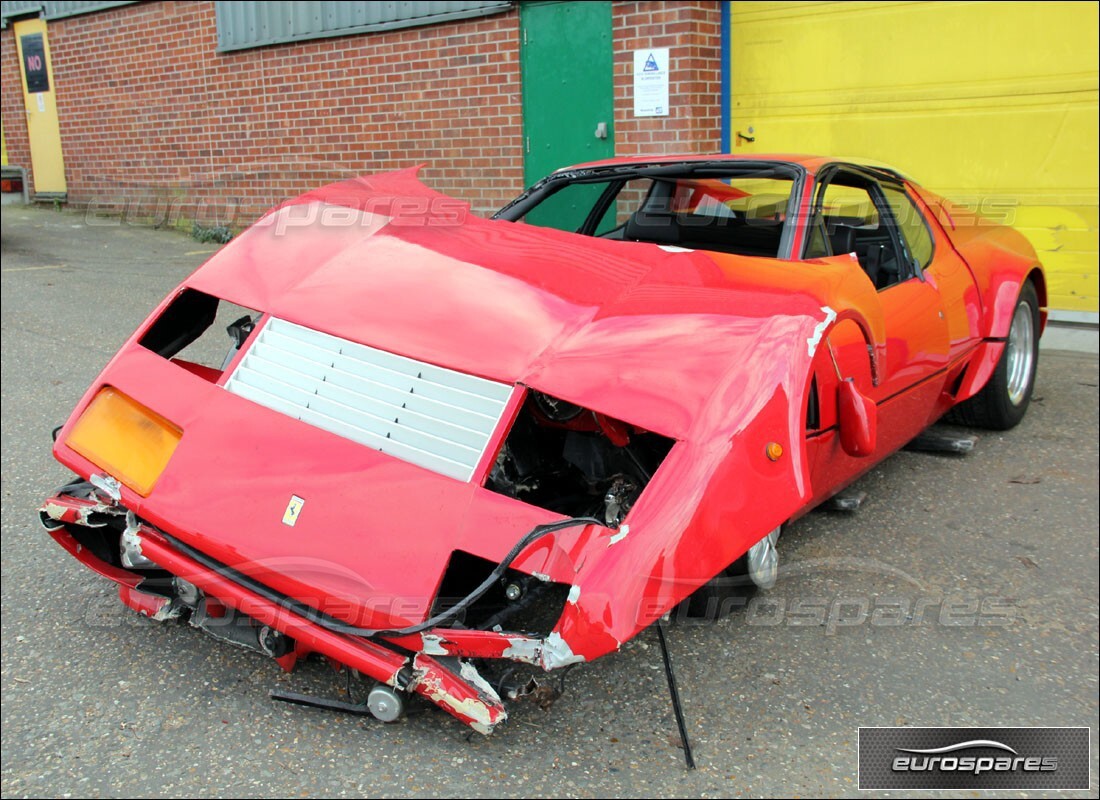 ferrari 512 bb preparándose para el desmantelamiento en eurospares