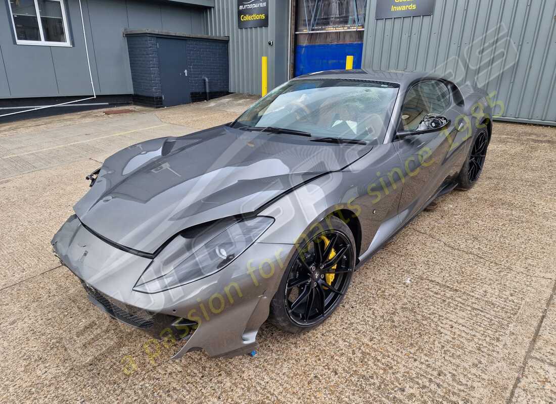 ferrari 812 superfast (rhd) preparándose para el desmantelamiento en eurospares