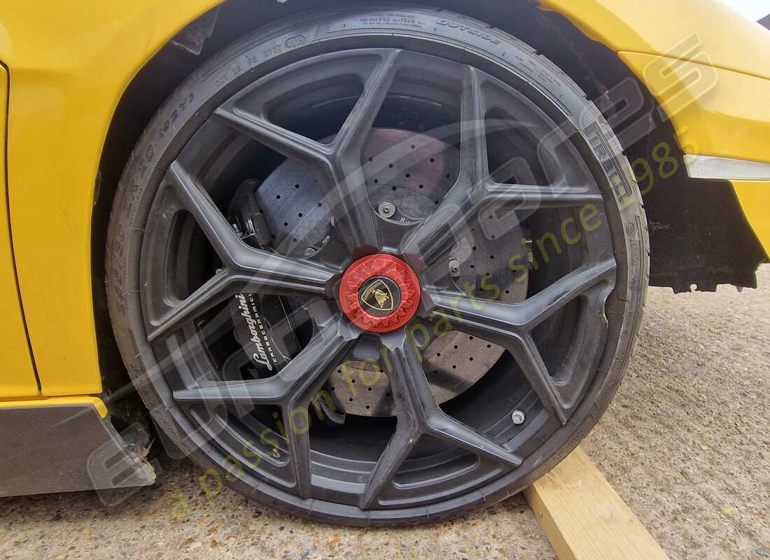 lamborghini lp750-4 sv coupe (2016) con 6,468 miles, preparándose para desmantelar #24