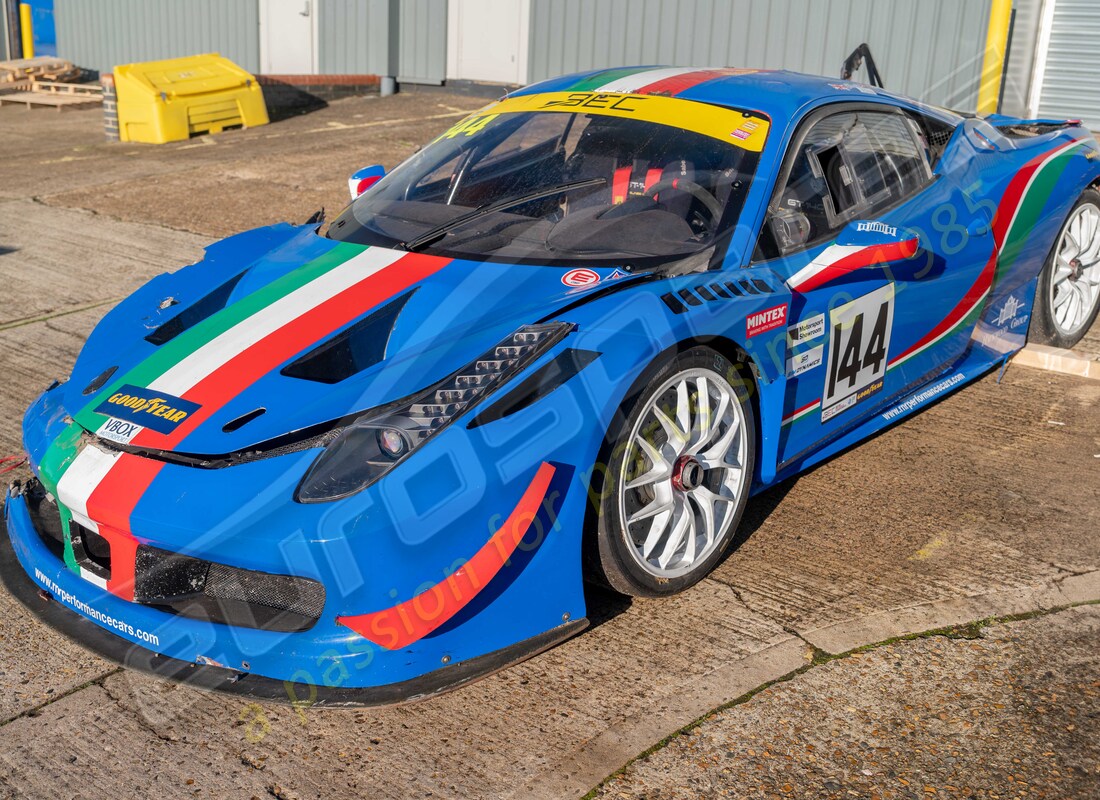 ferrari 458 challenge preparándose para el desmantelamiento en eurospares