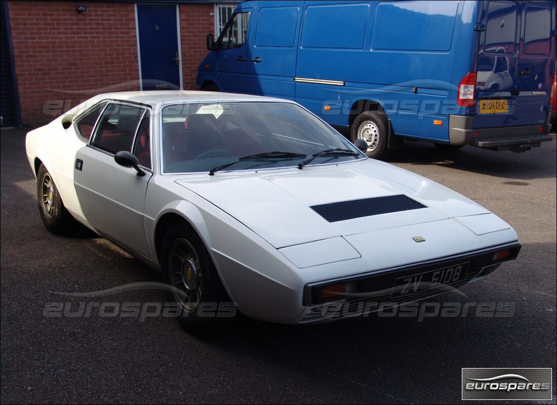 ferrari 308 gt4 dino (1976) preparándose para el desmantelamiento en eurospares