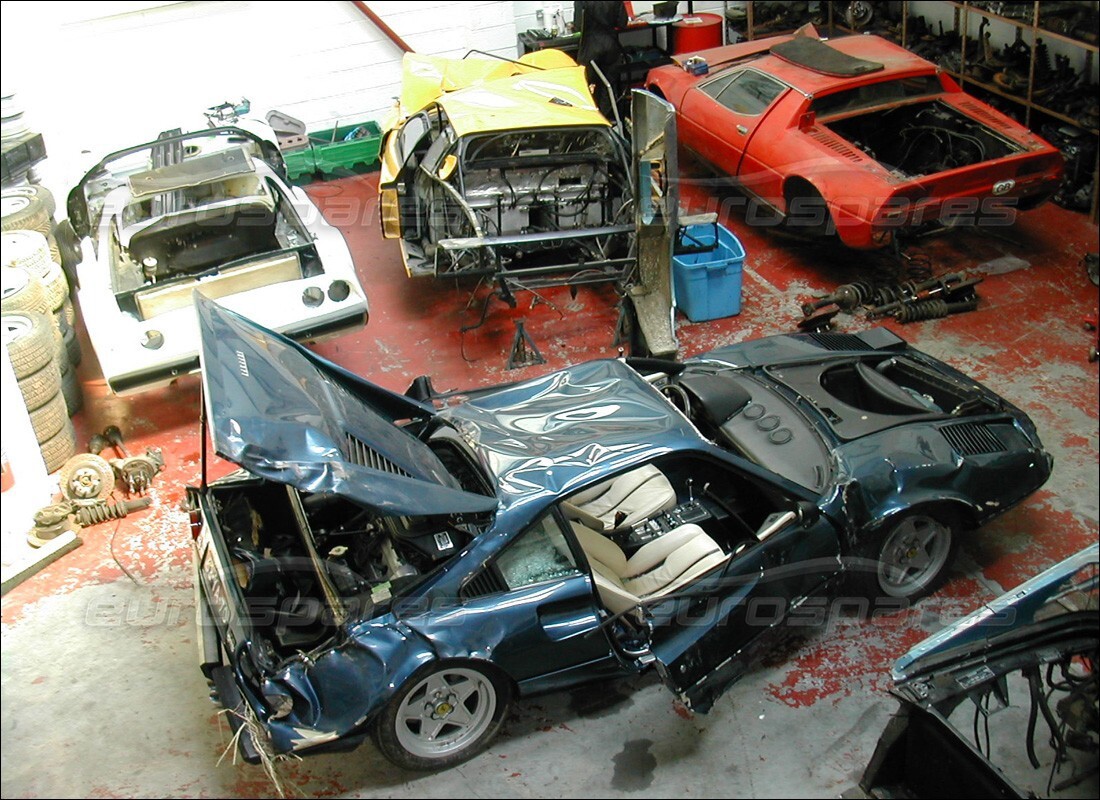 ferrari 308 gtb (1976) preparándose para el desmantelamiento en eurospares