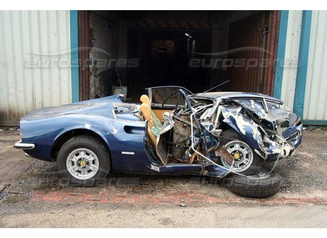 ferrari 246 dino (1975) con desconocido, preparándose para desmantelar #2