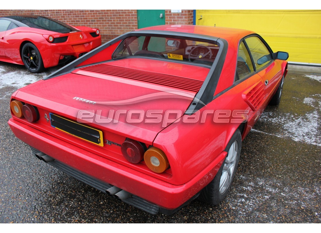 ferrari mondial 3.2 qv (1987) con 33,554 kilómetros, en preparación para desmantelamiento #4